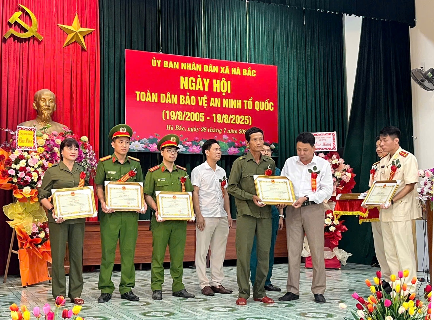 Lực lượng an ninh trật tự ở cơ sở và Công an xã Hà Bắc kịp thời giúp đỡ một trường hợp có dấu hiệu tâm thần 